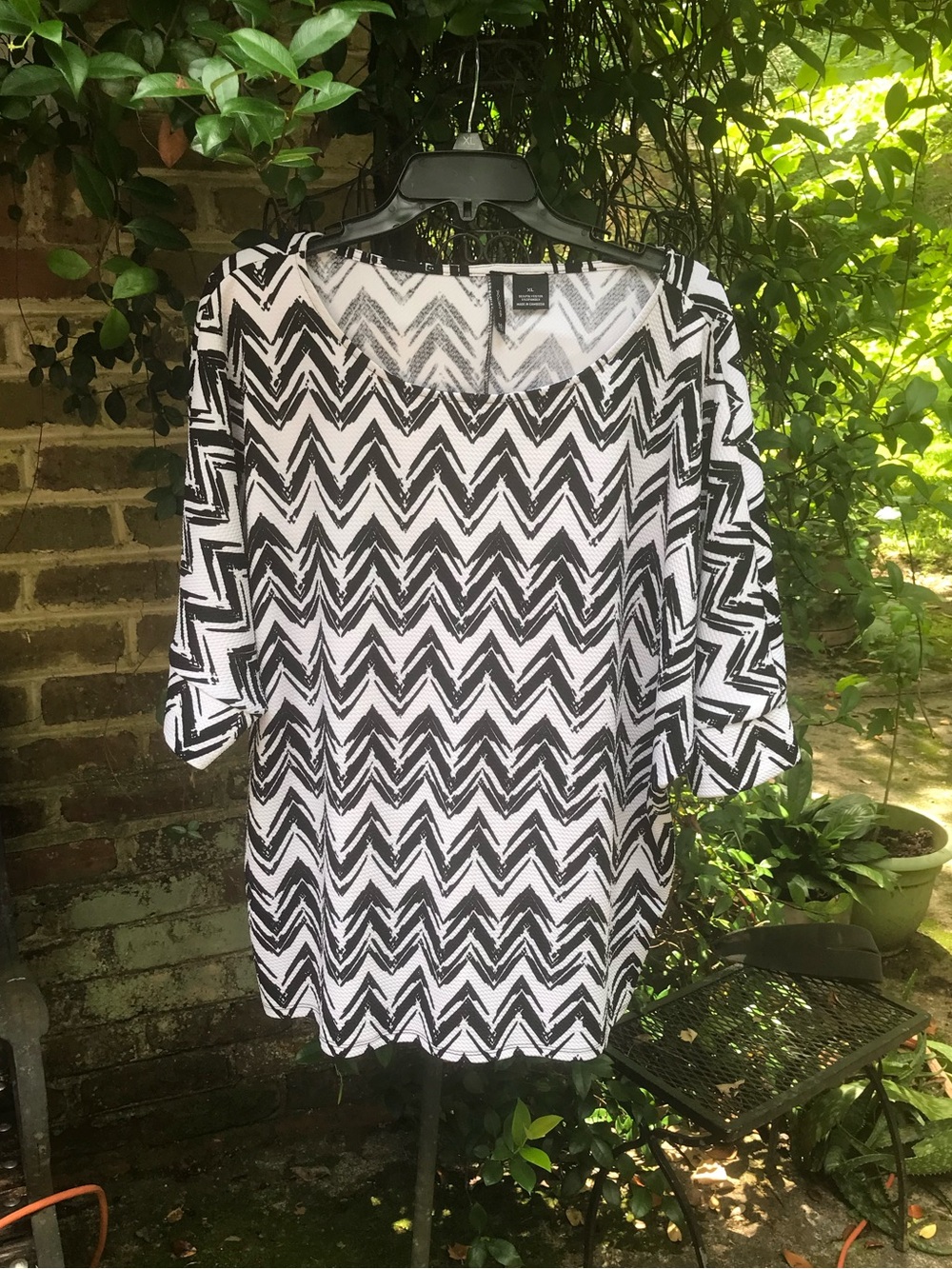 New Directions- BLACK & WHITE CHEVRON TEXTURED TUNIC TOP- Size XL- NWOT